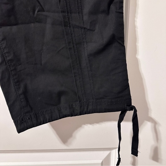 NWT St. John’s Bay Black Studded Mid-Rise Capri Cargo Pants Women’s Size 12 Y2K - Picture 6 of 13